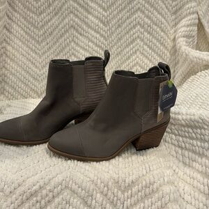 Women’s size 8.5 boots new with tag